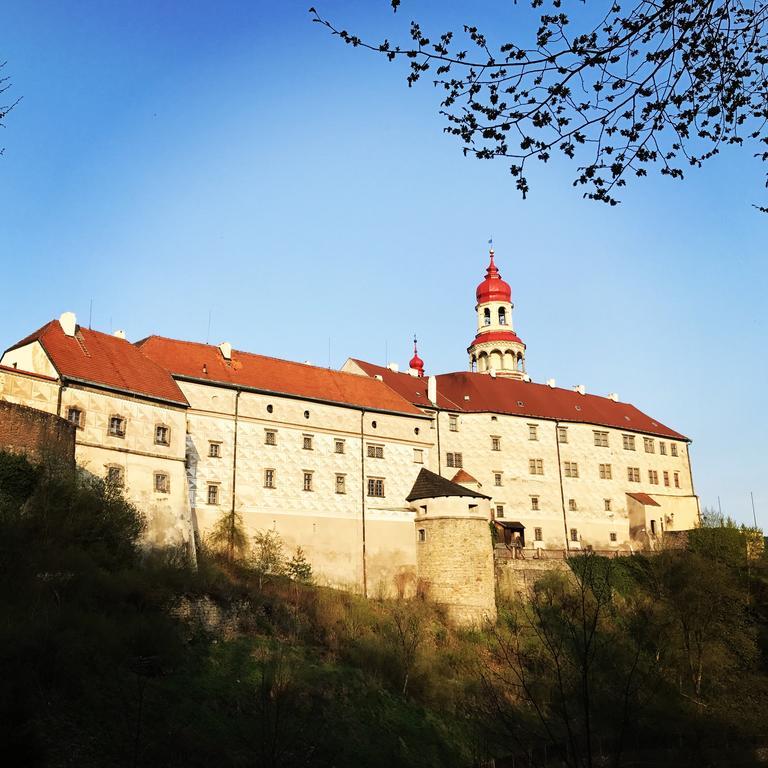 Pod Nachodskym Zamkem Appartement Buitenkant foto